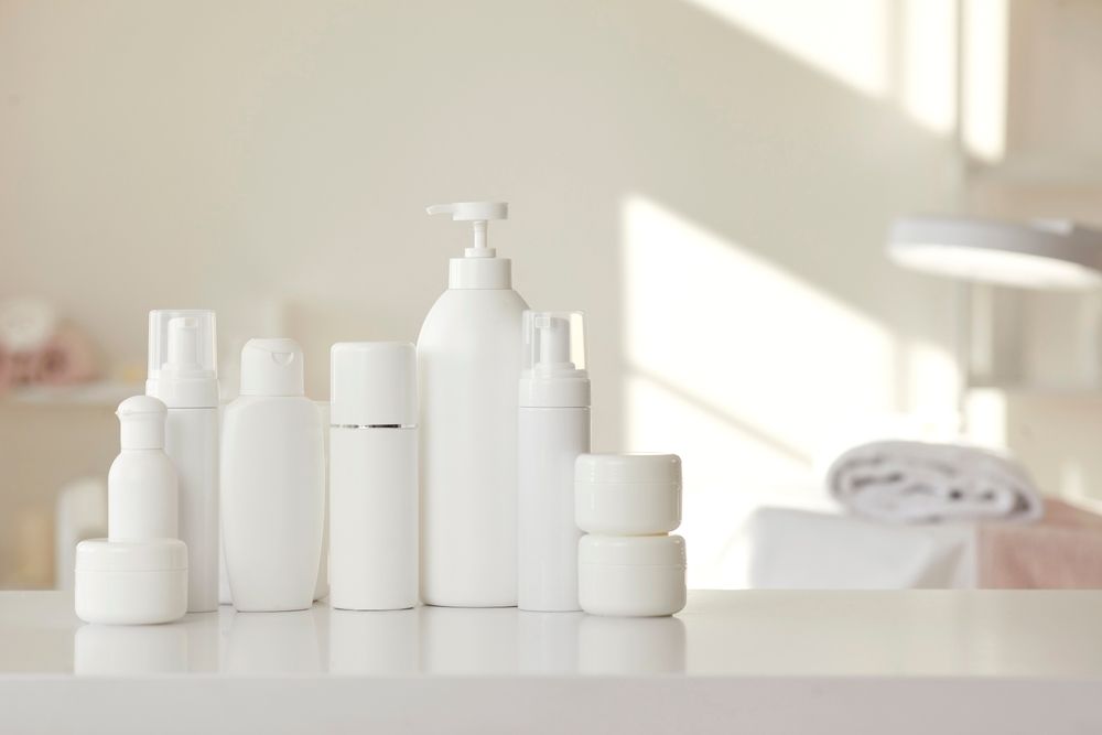 Various white packaging including a jar, a fine mist sprayer, an airless set and more.